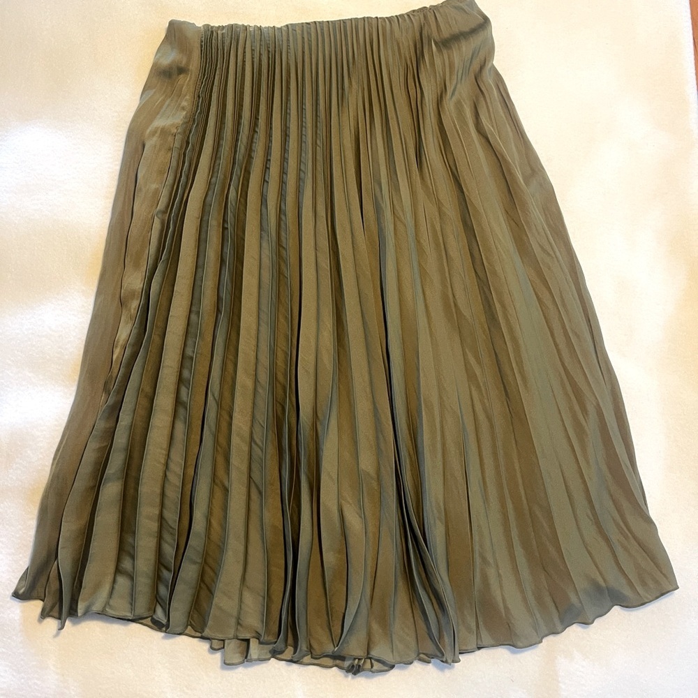 T Tahari Pleated Silky Skirt in Soft Moss Green | Medium